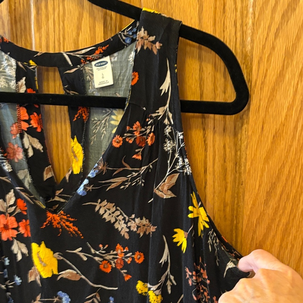 Old Navy Black Floral V-Neck Keyhole Camisole/Tank - Picture 8 of 14